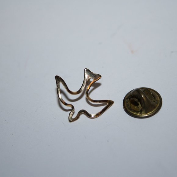 Beautiful gold dove lapel pin .75" - Picture 3 of 4